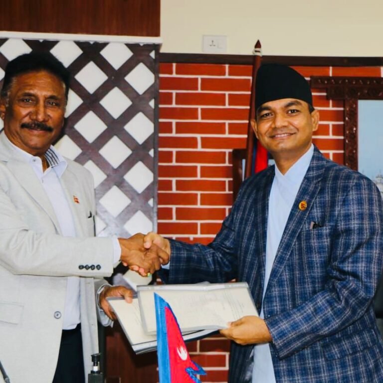 कार्यसम्पादन करार कार्यक्रम – मन्त्री श्री शरतसिंह भण्डारी र सचिव डा. कृष्णहरि पुष्करबीच आर्थिक वर्ष २०८२/८३